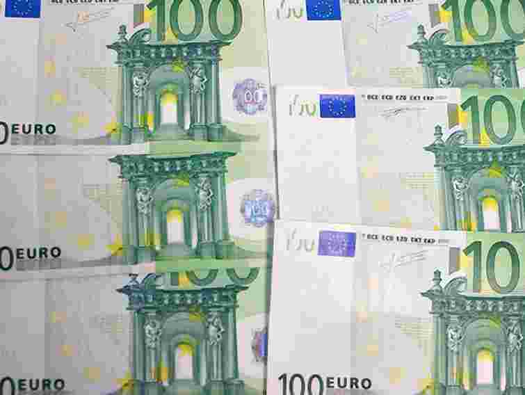 На Львівщині з авто жінки викрали понад €1 тис.