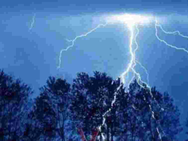 На Львівщині блискавка влучила в магазин