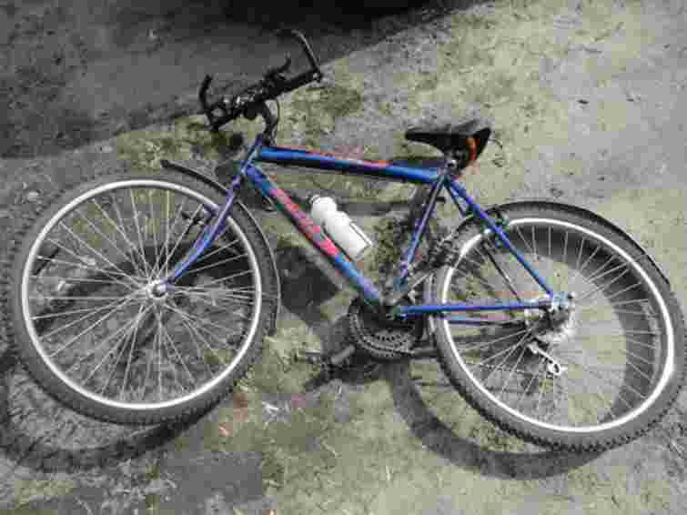 На Львівщині скутерист збив велосипедистку і втік