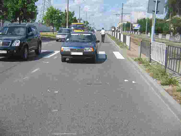 У Львові авто збило на "зебрі" дідуся та онука 