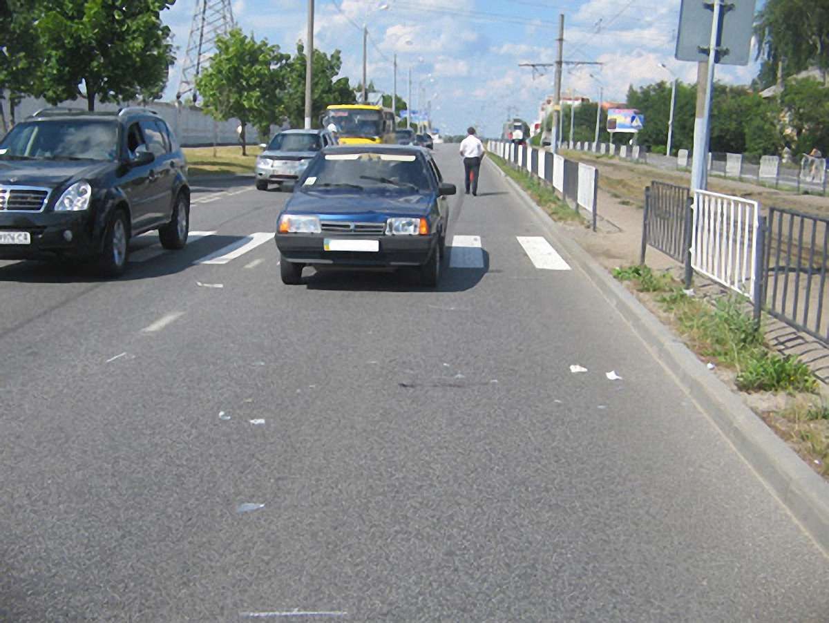 У Львові авто збило на "зебрі" дідуся та онука 