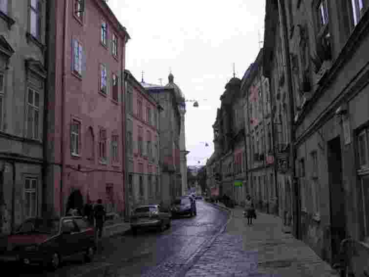 У центрі Львова півроку будують торгово-офісний центр