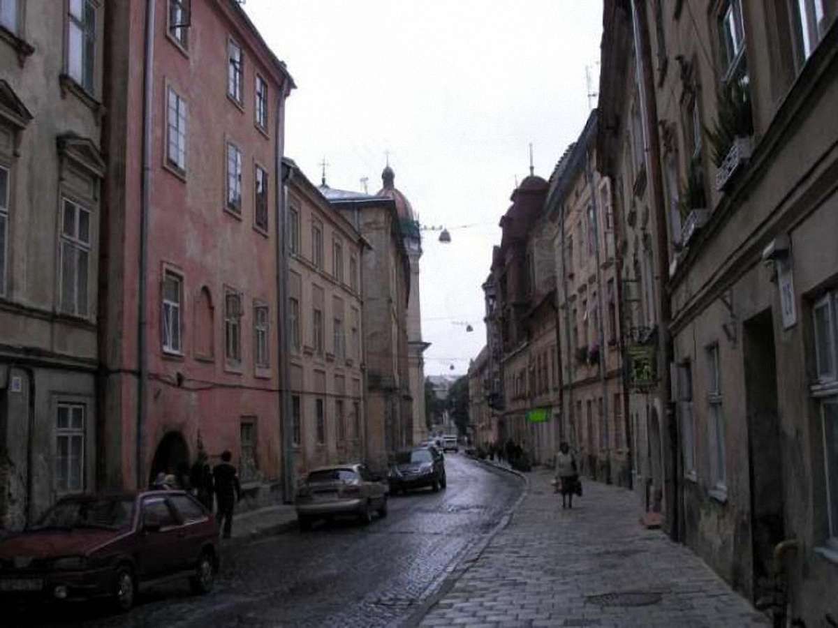 У центрі Львова півроку будують торгово-офісний центр