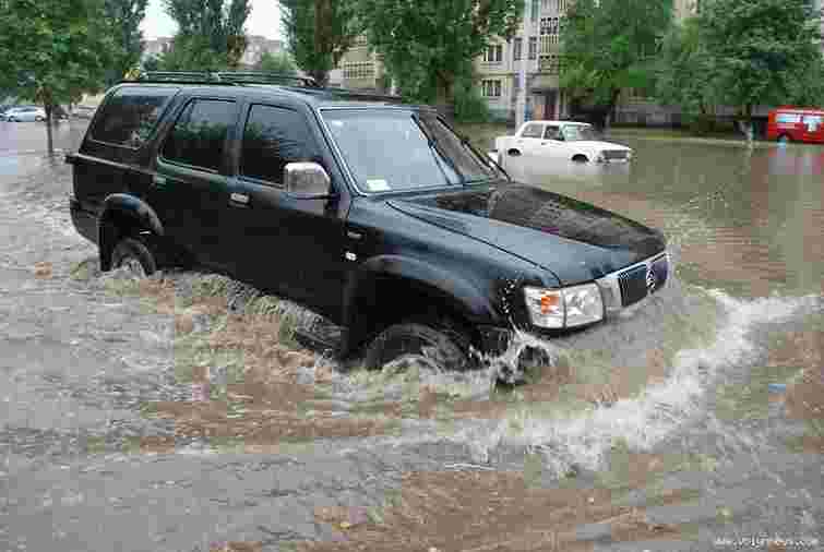 У Луцьку злива затопила проспект Соборності