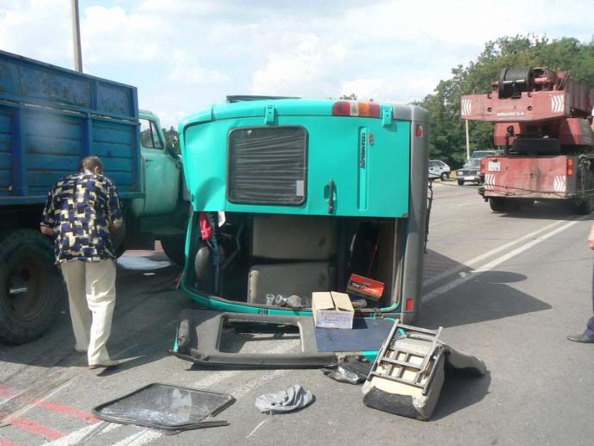 10 весільних гостей з перекинутого в Полтаві автобуса - у лікарні