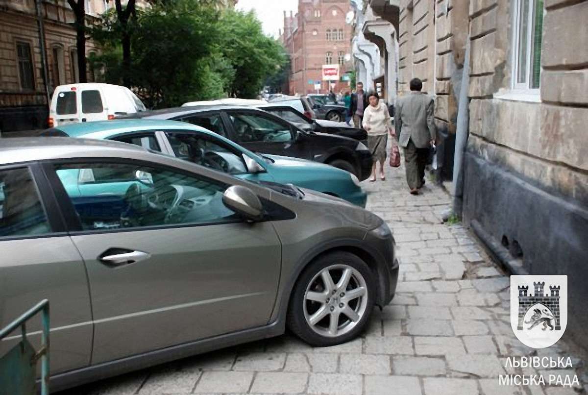 У Львові пішоходи встановлюють засоби блокування хідників  від авто