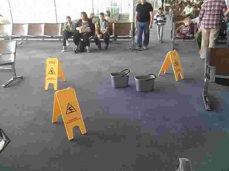 У новому терміналі Львівського аеропорту протікає дах. Фото