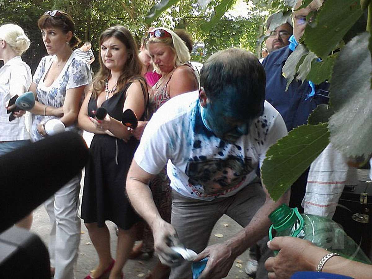 Власенка біля лікарні Тимошенко облили зеленкою. Фото