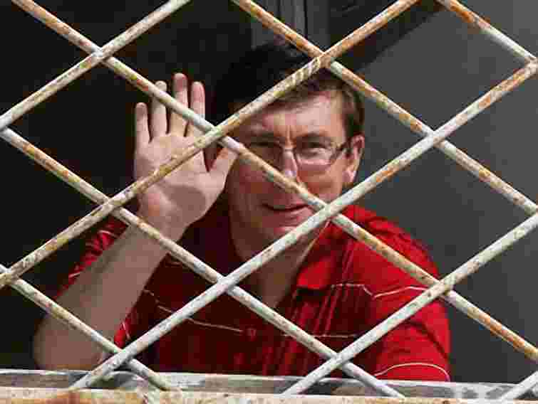 Луценко в тюрмі читає історію кривавих імперій