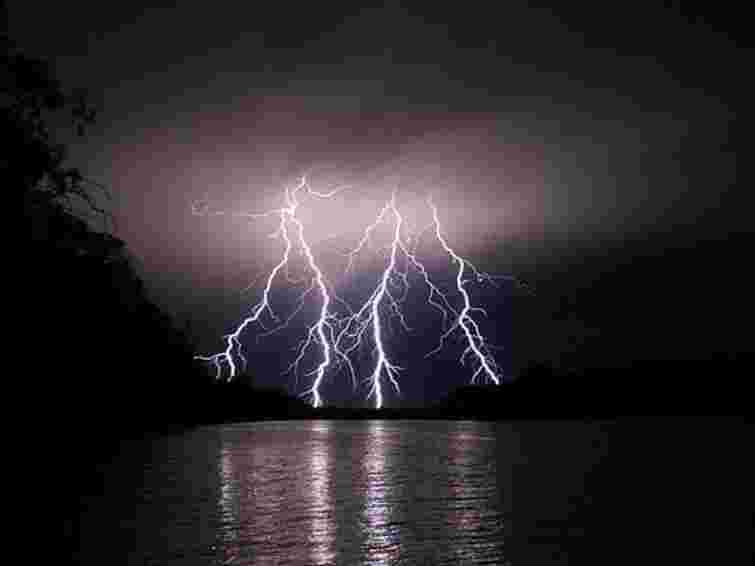 Сьогодні в Україні – зливи, грози і град