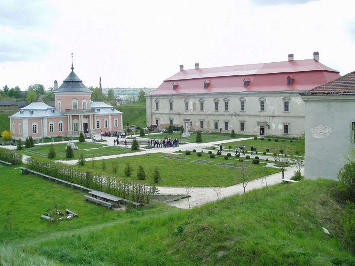 Золочівський і Олеський замки на Львівщині замокають через дощі