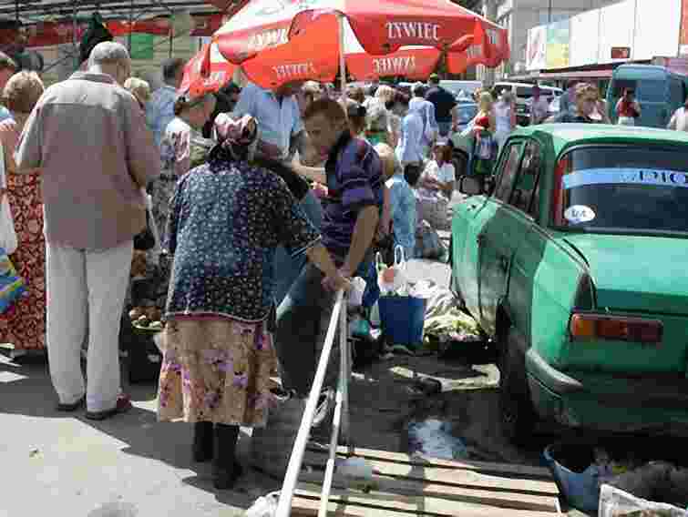 Біля Привокзального ринку стихійних торговців контролює міліція