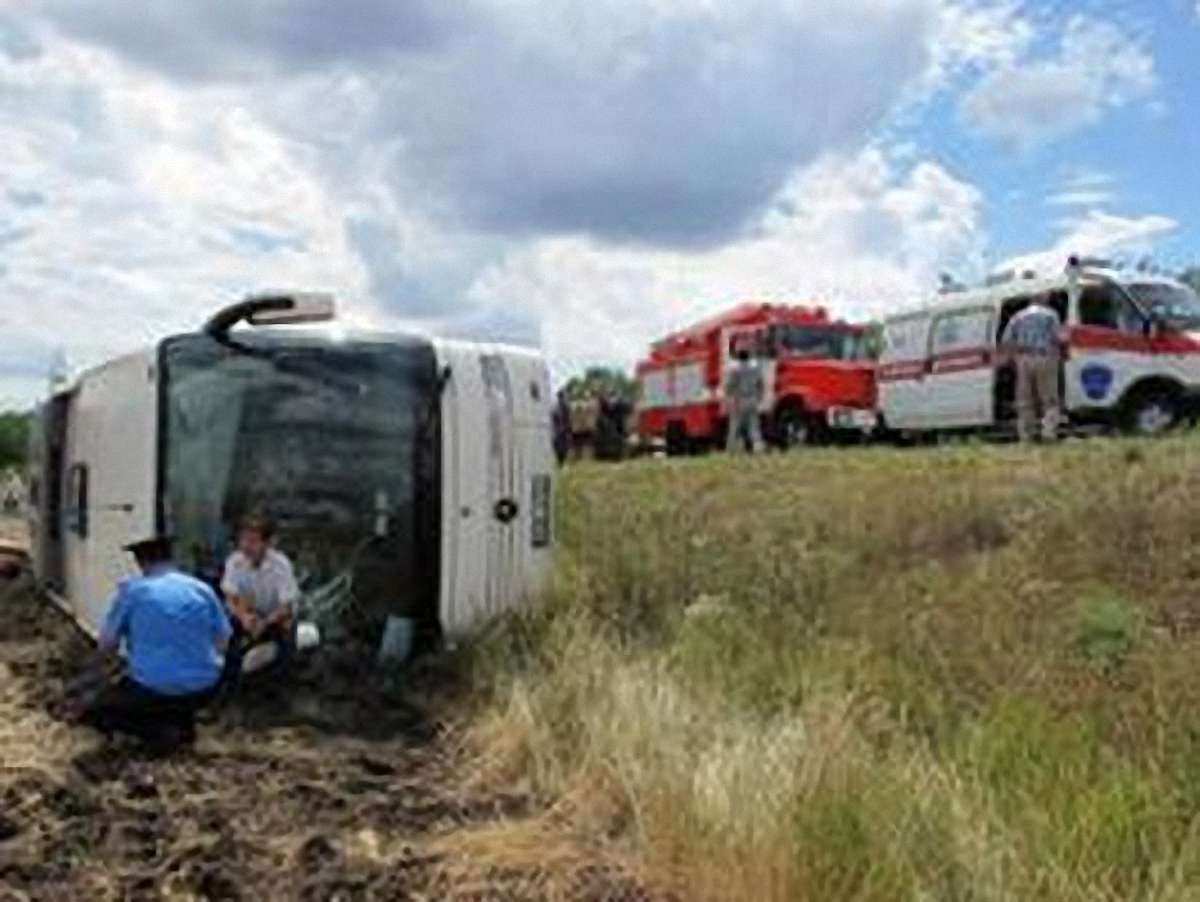 На Запоріжжі перекинувся автобус, що їхав до Праги: є жертви