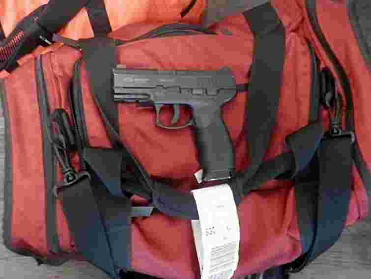 В аеропорту «Львів» у 19-річного росіянина знайшли пістолет