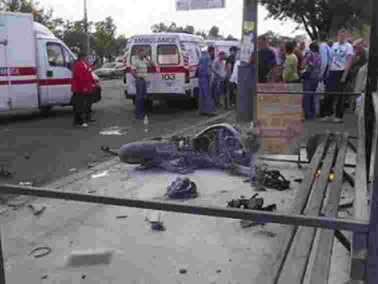 У Києві мотоцикліст протаранив автобус: одна людина загинула. Фото