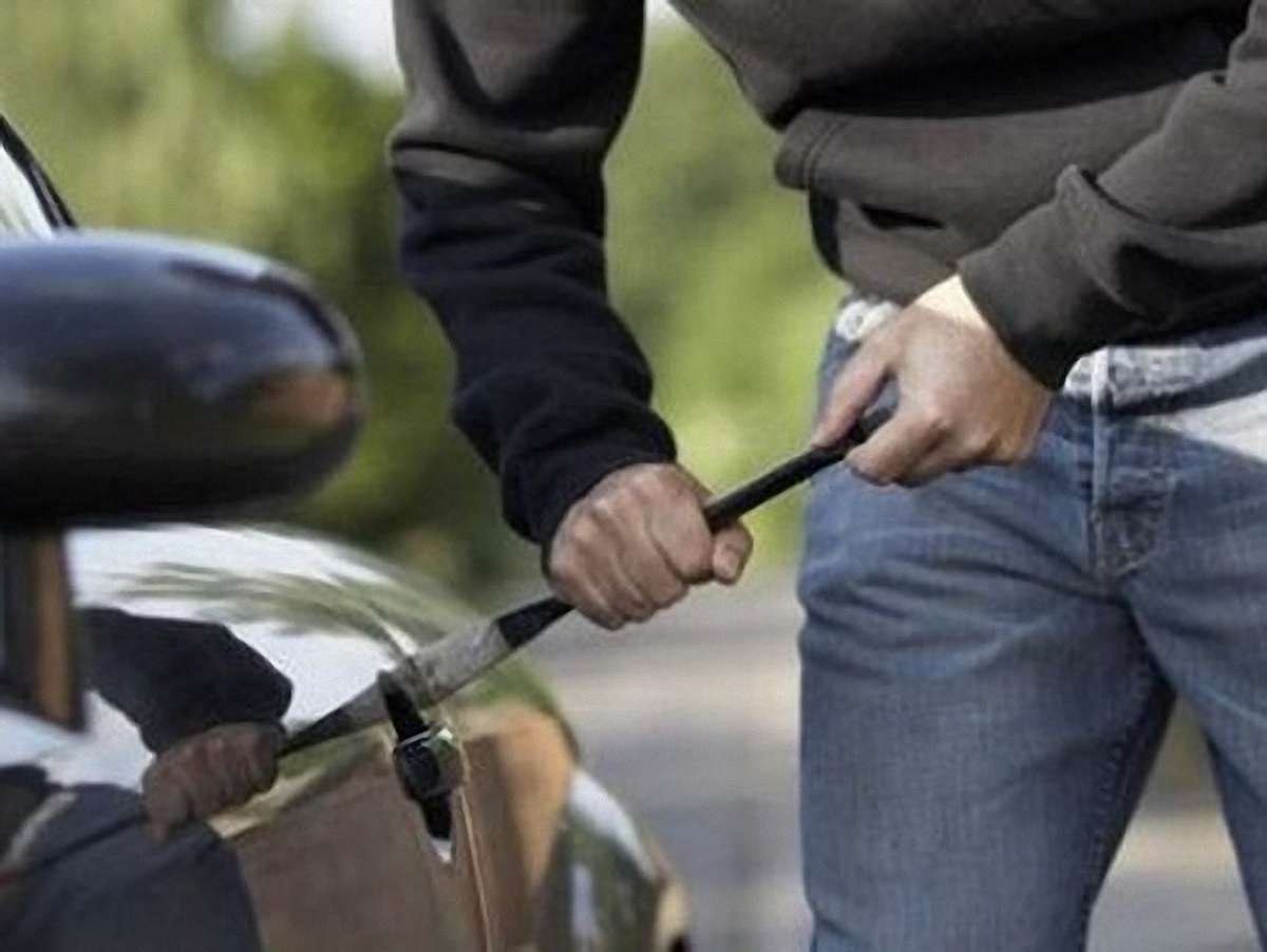 Чоловік вкрав авто сусіда, щоб розрахуватись із боргами