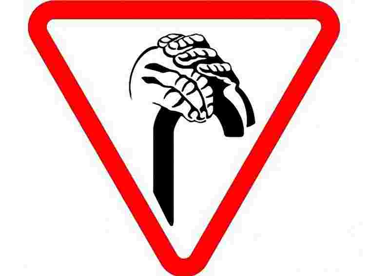 В Україні можуть з’явитися спецзнаки для літніх водіїв. Фото