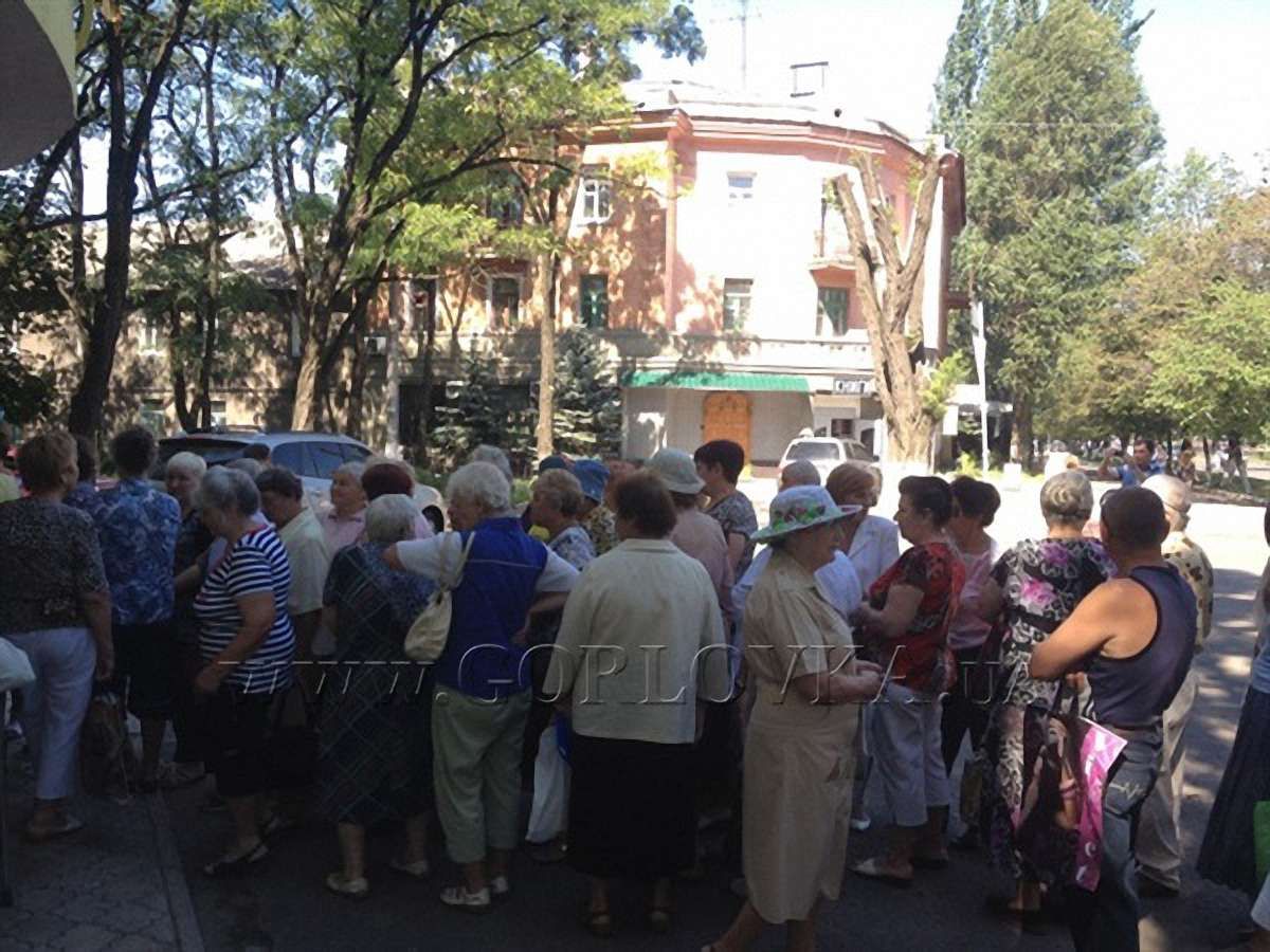 Під офісом ПР у Горлівці черга: пенсіонерам роздають по 100 грн
