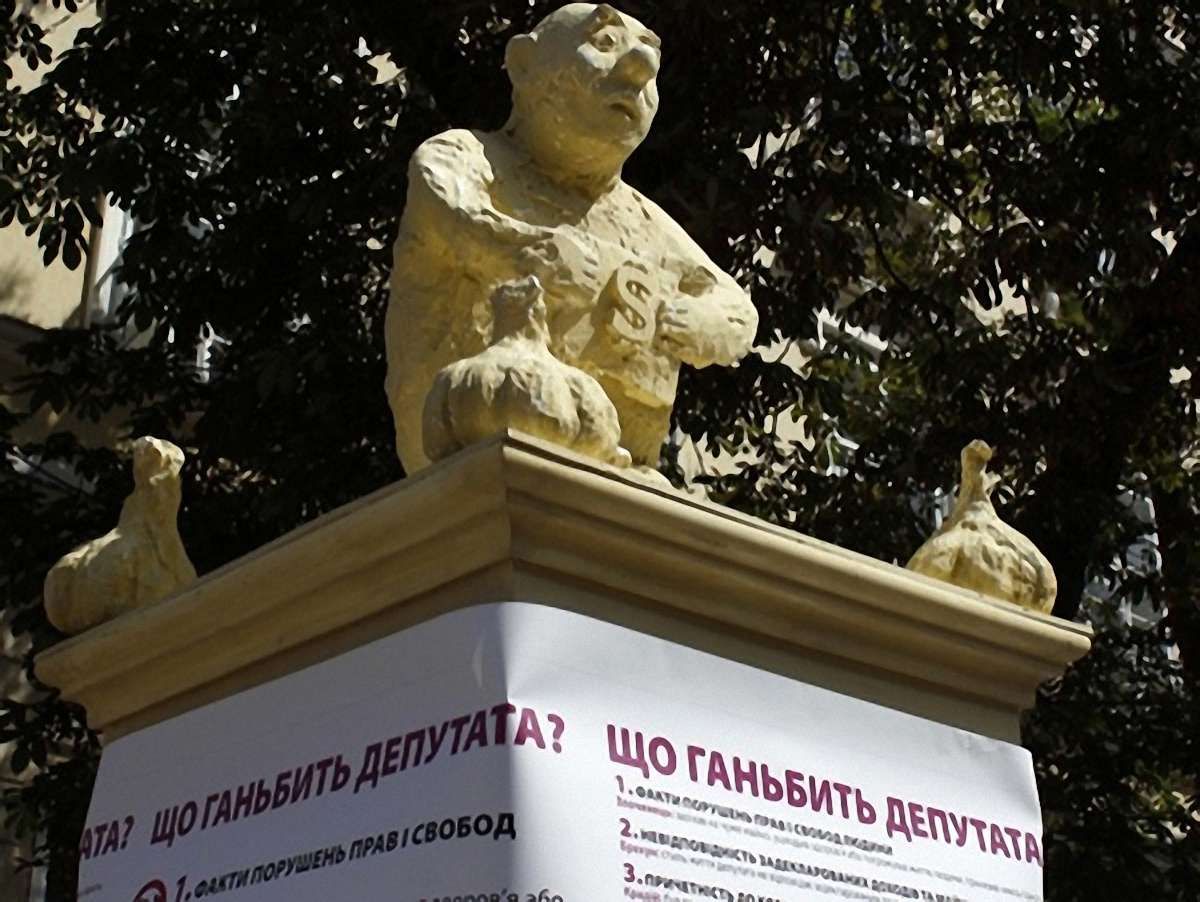 У Львові на «стовп ганьби» потрапила «Свобода» і ПР