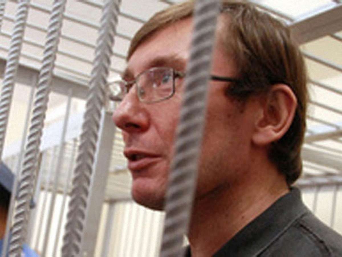 Суд відмовився викликати Януковича у справі Луценка
