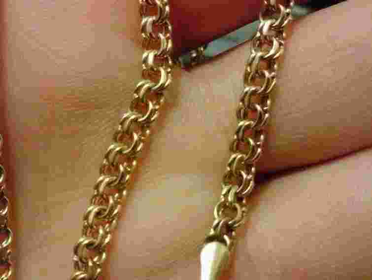 За зірваний золотий ланцюжок молодикам загрожує до 6 років тюрми