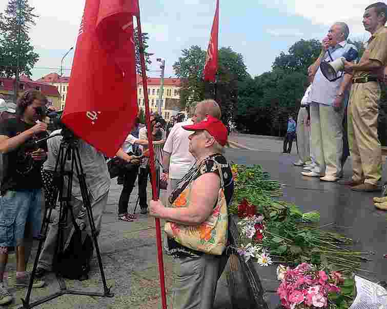 Комуністи принесли на мітинг у Львові Прапор Перемоги