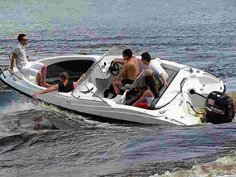 Катер із 15 пасажирами перекинувся в Києві