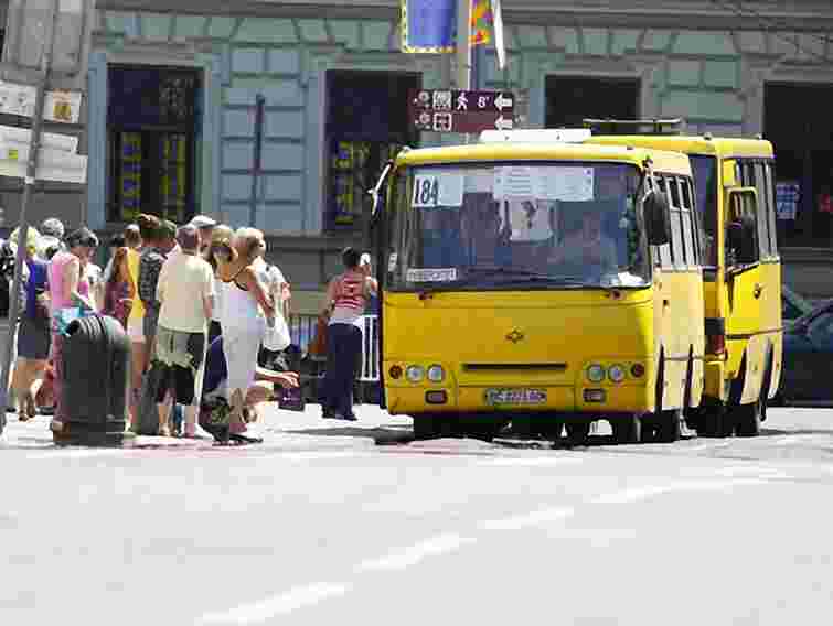 Львів’яни скаржаться на роботу приміських маршрутів