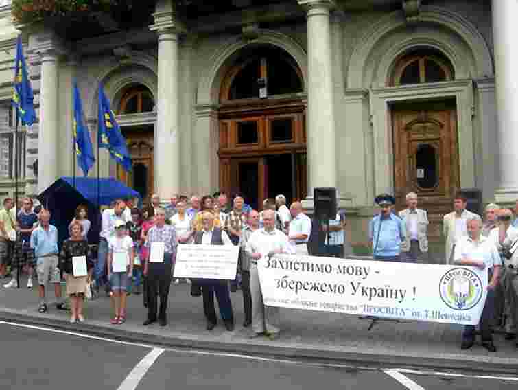 Понад 200 львів’ян прийшли захищати українську мову під ЛОДА