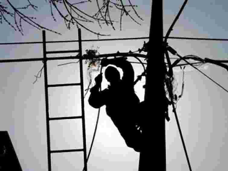 В Івано-Франківську буревій повалив електроопори: 460 будинків без світла