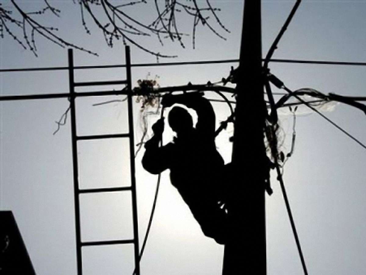 В Івано-Франківську буревій повалив електроопори: 460 будинків без світла