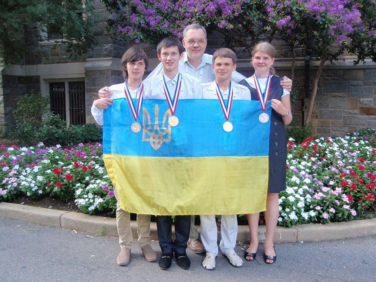 На Всесвітній учнівській олімпіаді з хімії в України 4 медалі