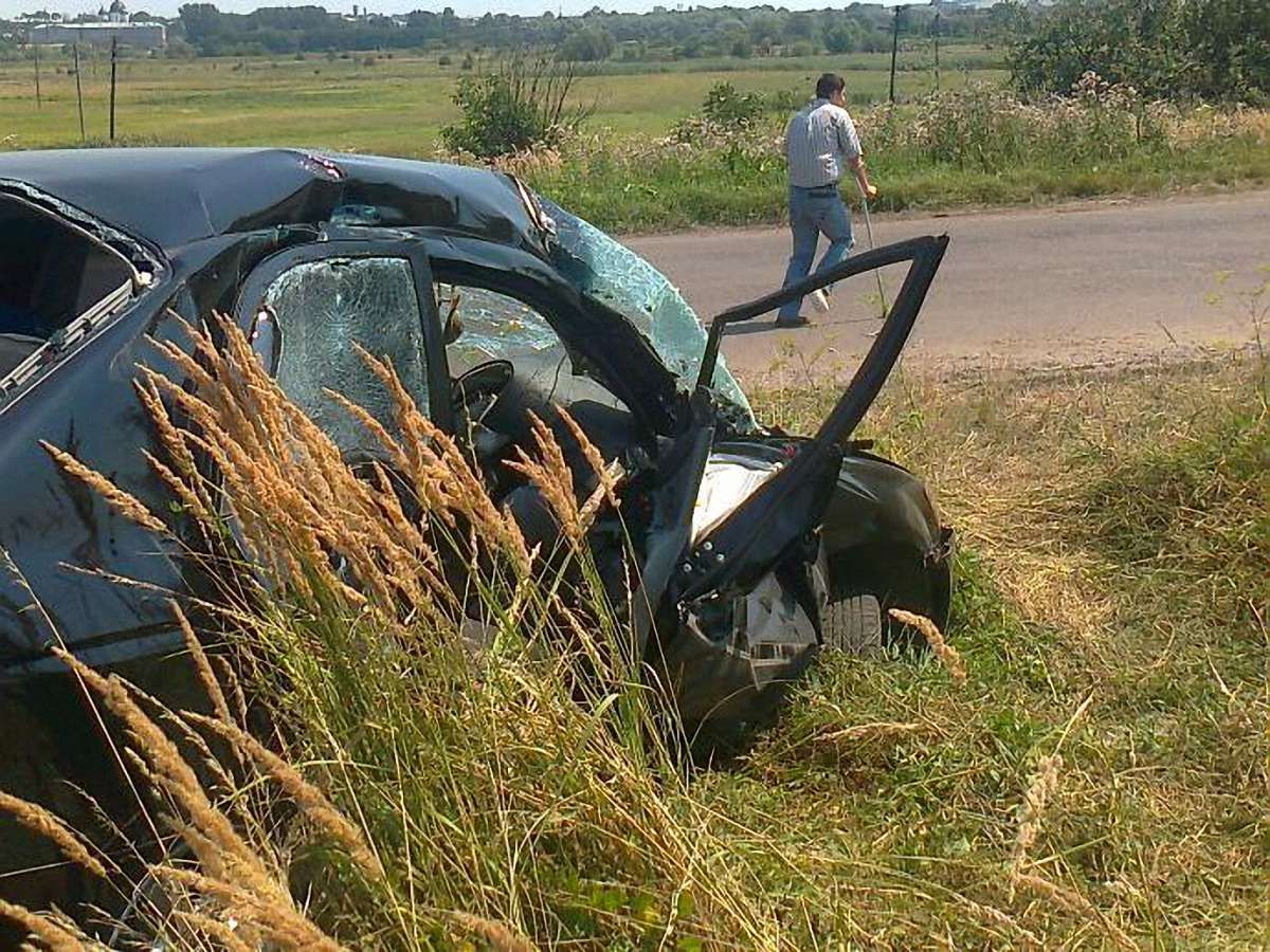 На Львівщині потяг зіткнувся з іномаркою: двоє постраждалих