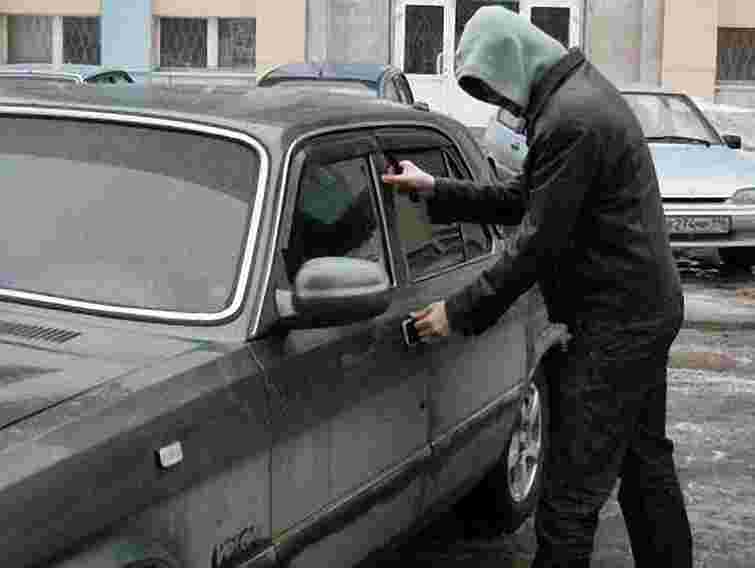 На Львівщині п’яний молодик, крадучи авто, пошкодив 5 інших