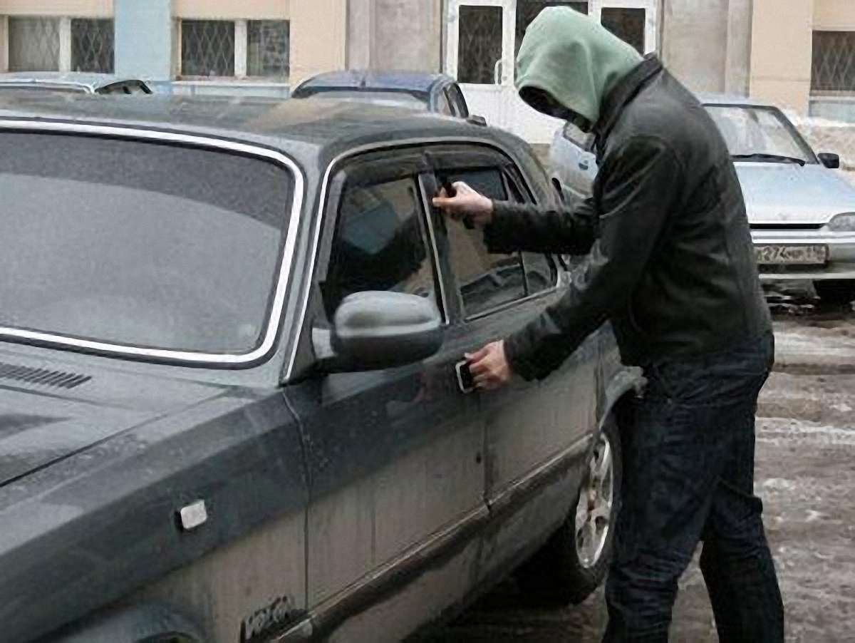 На Львівщині п’яний молодик, крадучи авто, пошкодив 5 інших