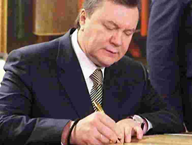 Янукович звільнив чиновника-регіонала за хабар