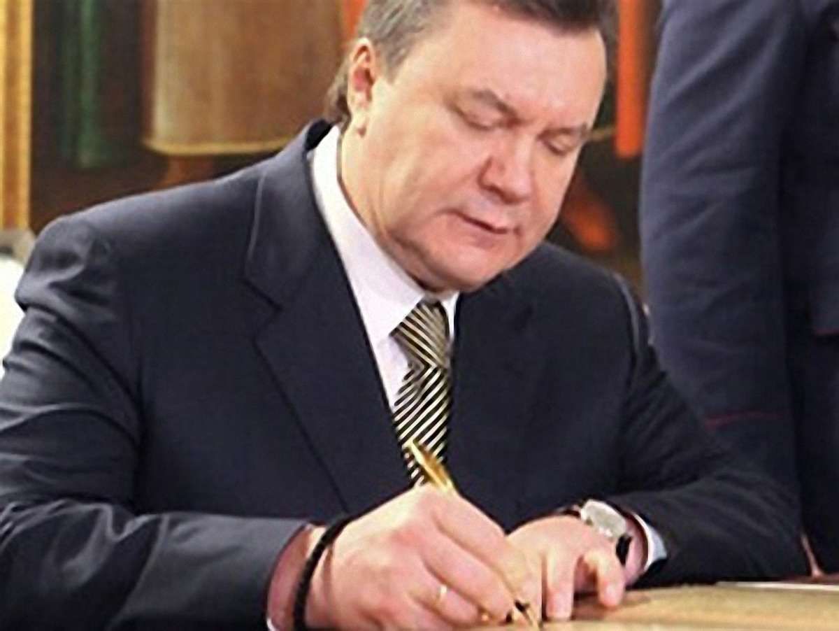 Янукович звільнив чиновника-регіонала за хабар