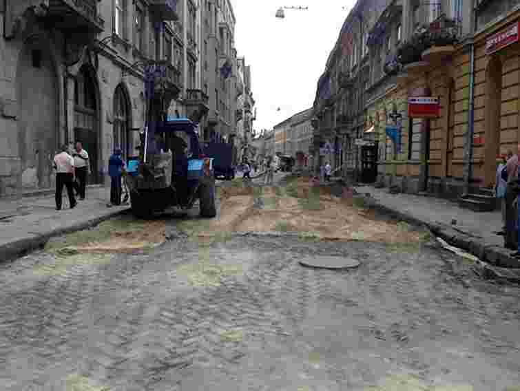 На вулиці Пекарській міняють каналізаційні та газові мережі