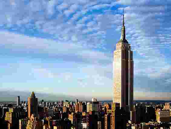 Ввечері найвища будівля Нью-Йорка засяє синьо-жовтими кольорами