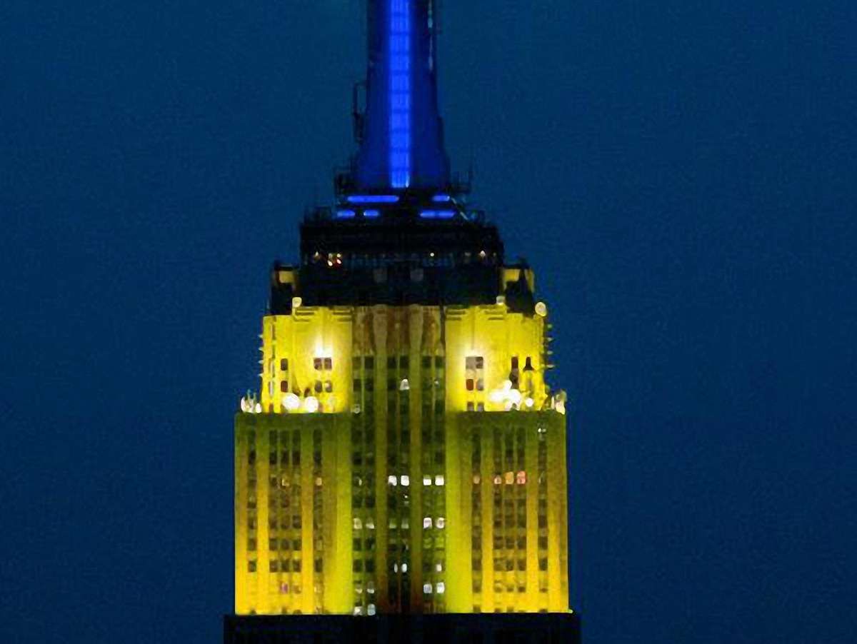 Empire State Building підсвітили синьо-жовтими кольорами. Фото