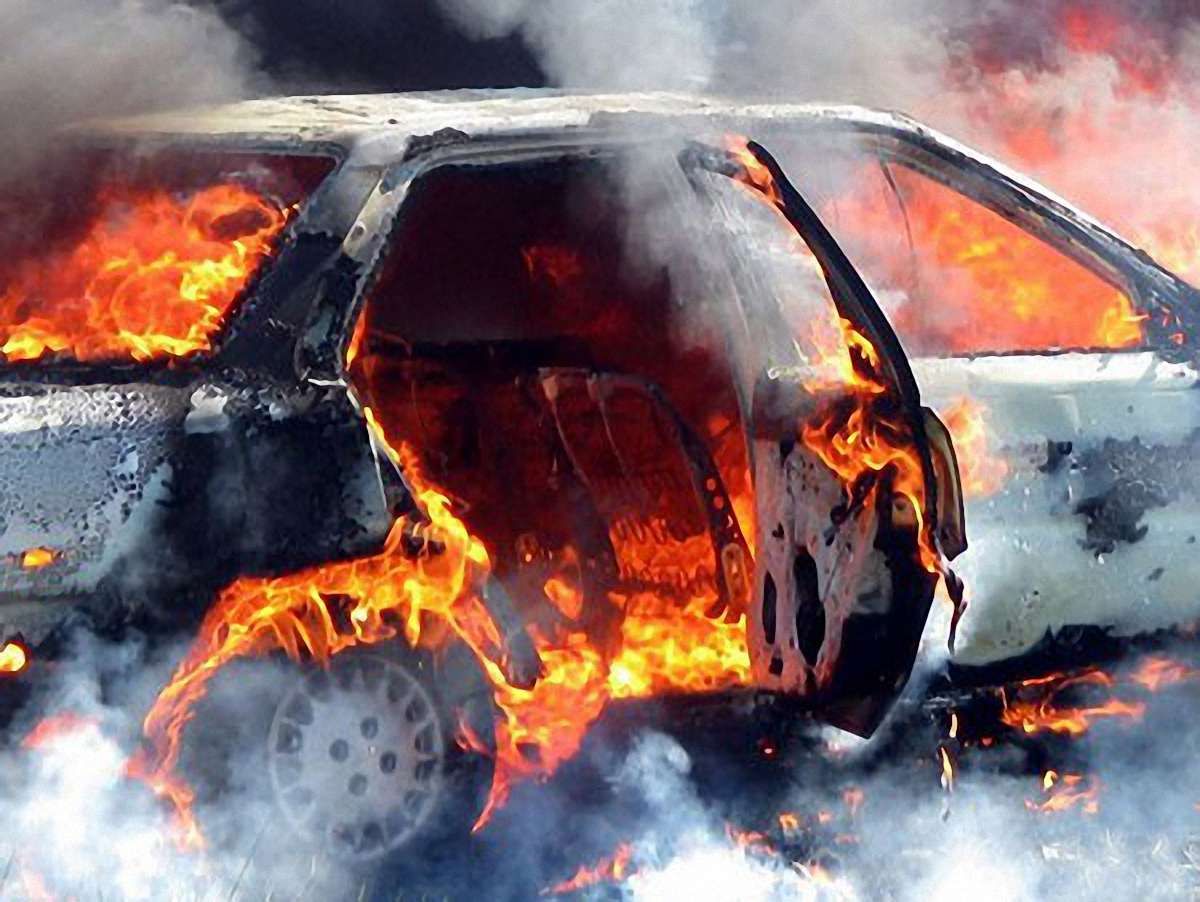 Через замикання на Львівщині згоріли автівка та скутер