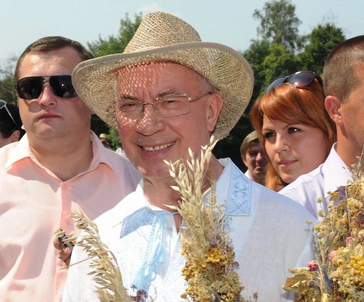 Азаров у вишиванці та брилі відвідав фестиваль жнив. Фото