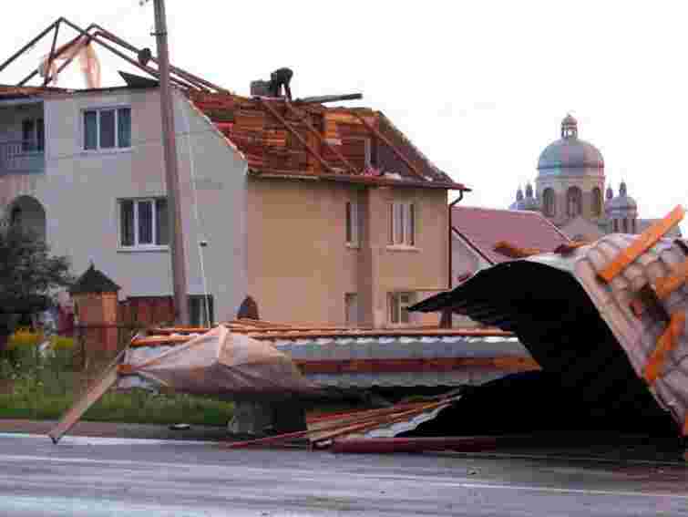 На Прикарпатті шквальний вітер залишив села без світла. Фото