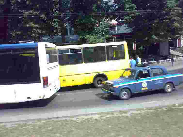 У Львові через зіткнення двох маршруток утворився затор