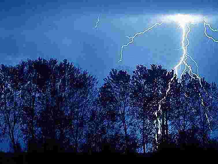 Від удару блискавки загинула людина, ще троє – у лікарні