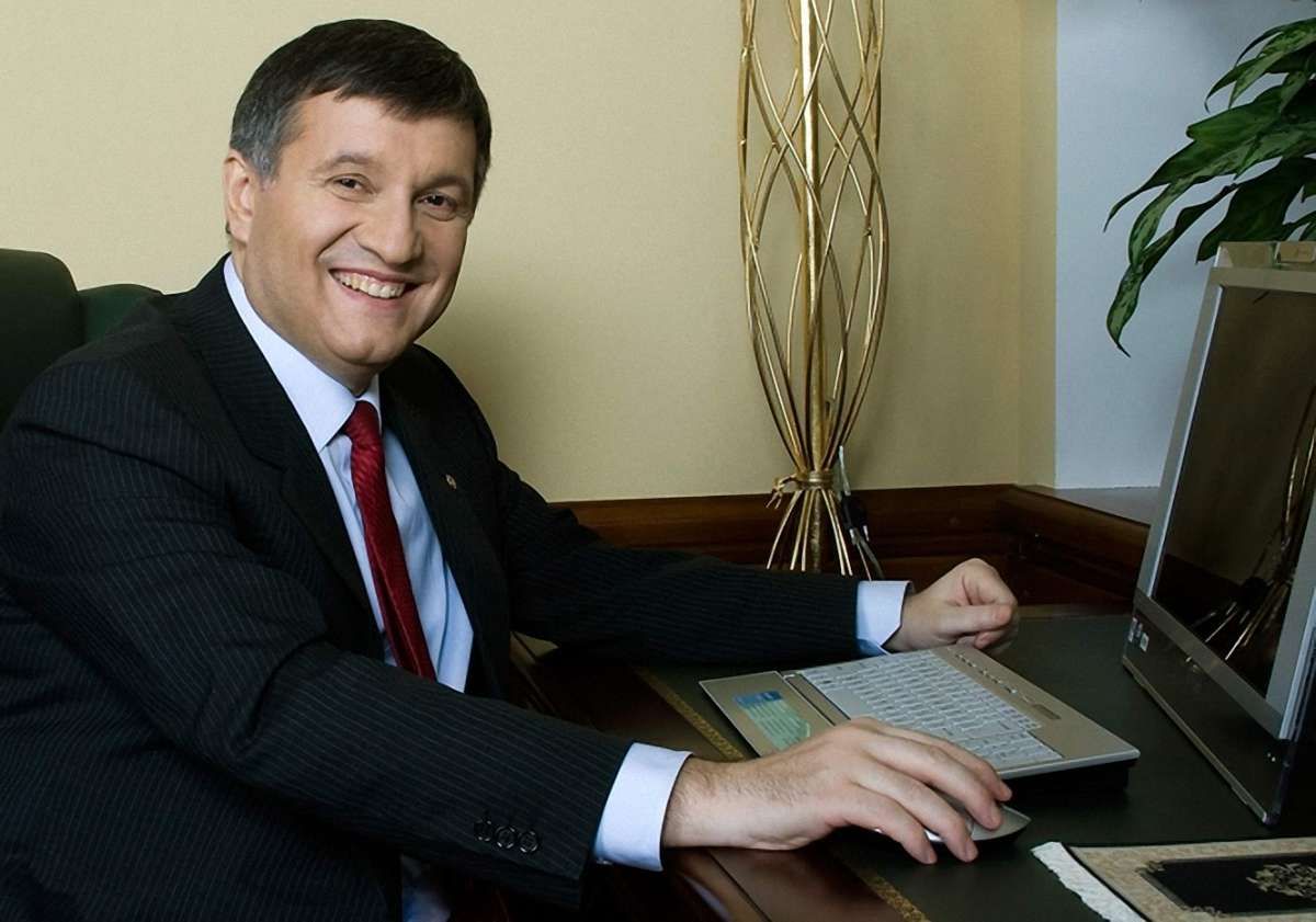 Аваков обіцяє повернутися додому, як отримає судове рішення