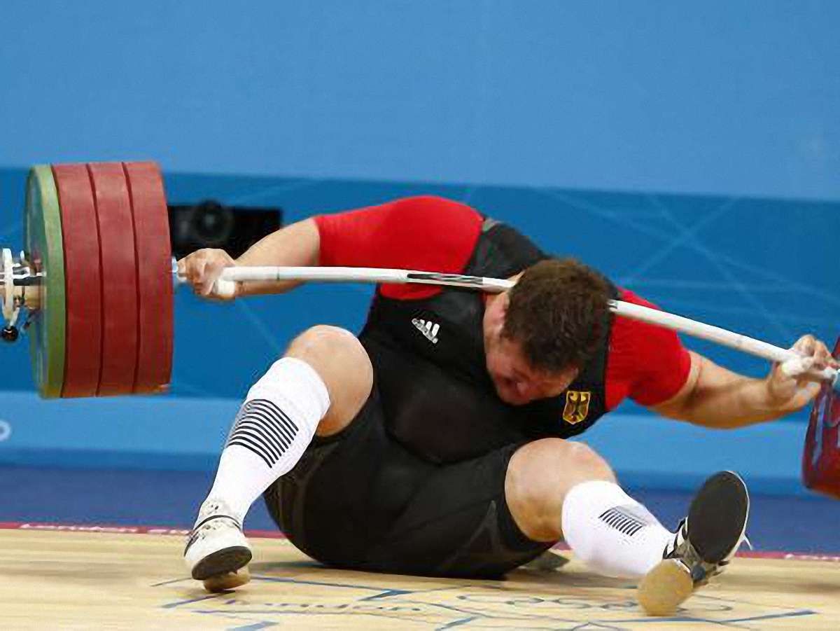 У Лондоні на спортсмена упала штанга вагою 196 кг