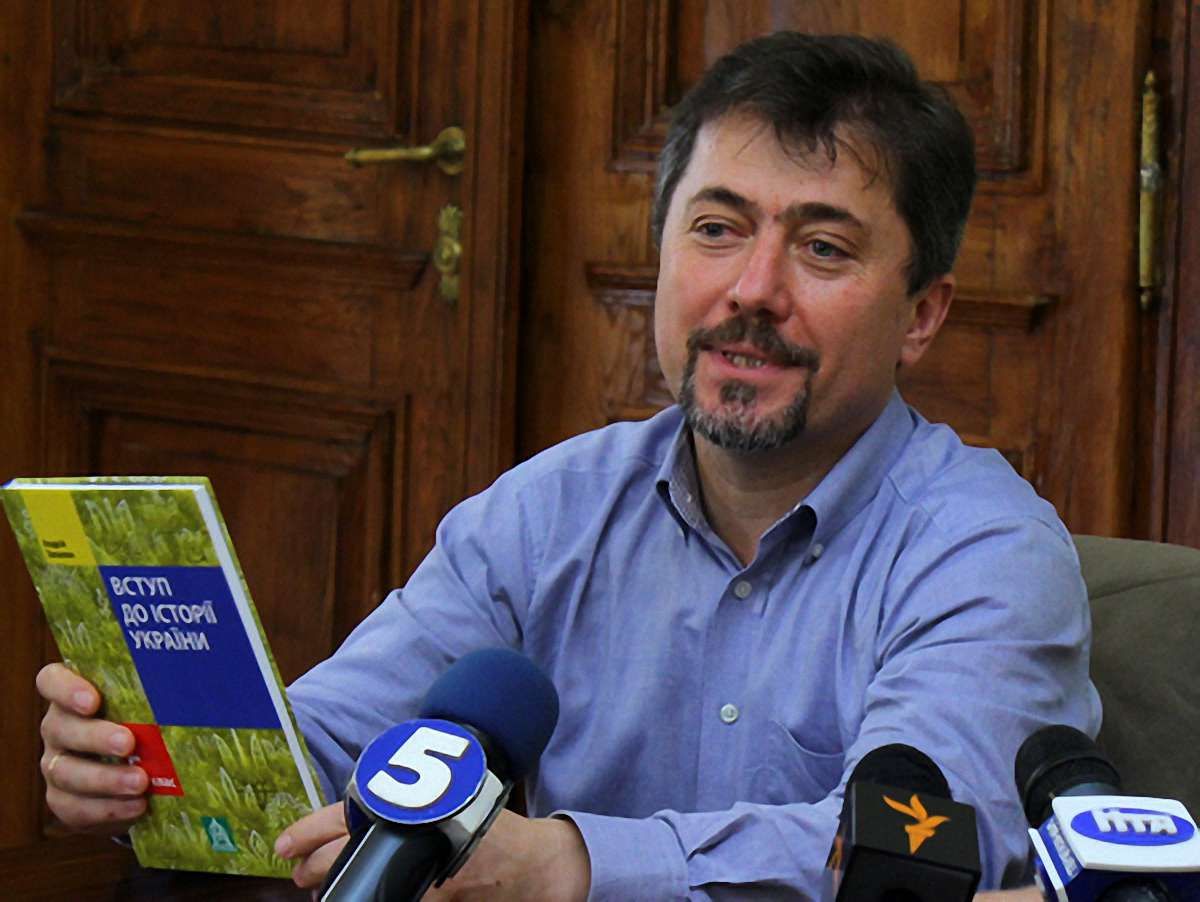 Посібник з історії – відступ від політики замовчування, – експерт