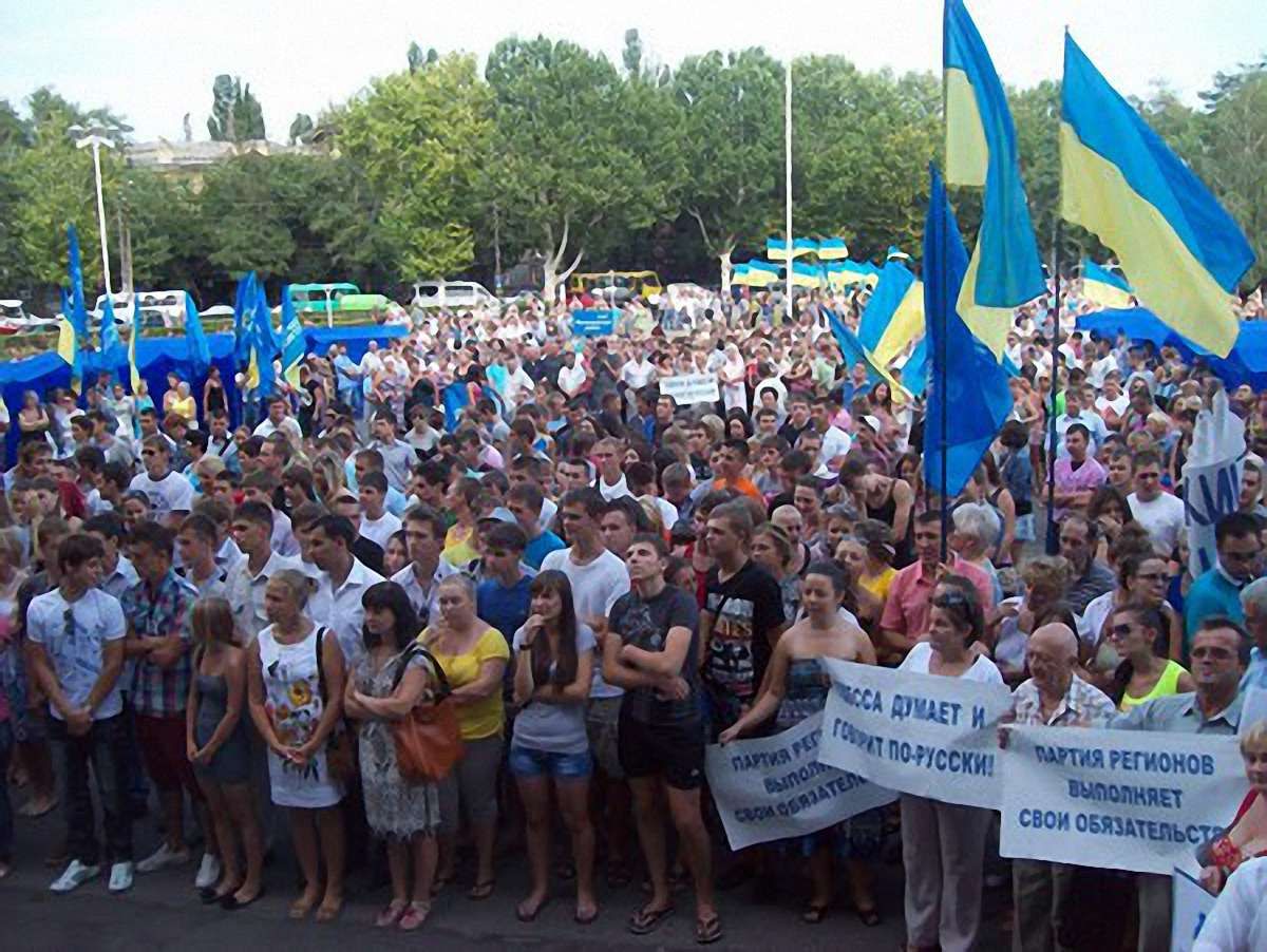 Українці дякують Януковичу за підписання мовного закону, - ПР