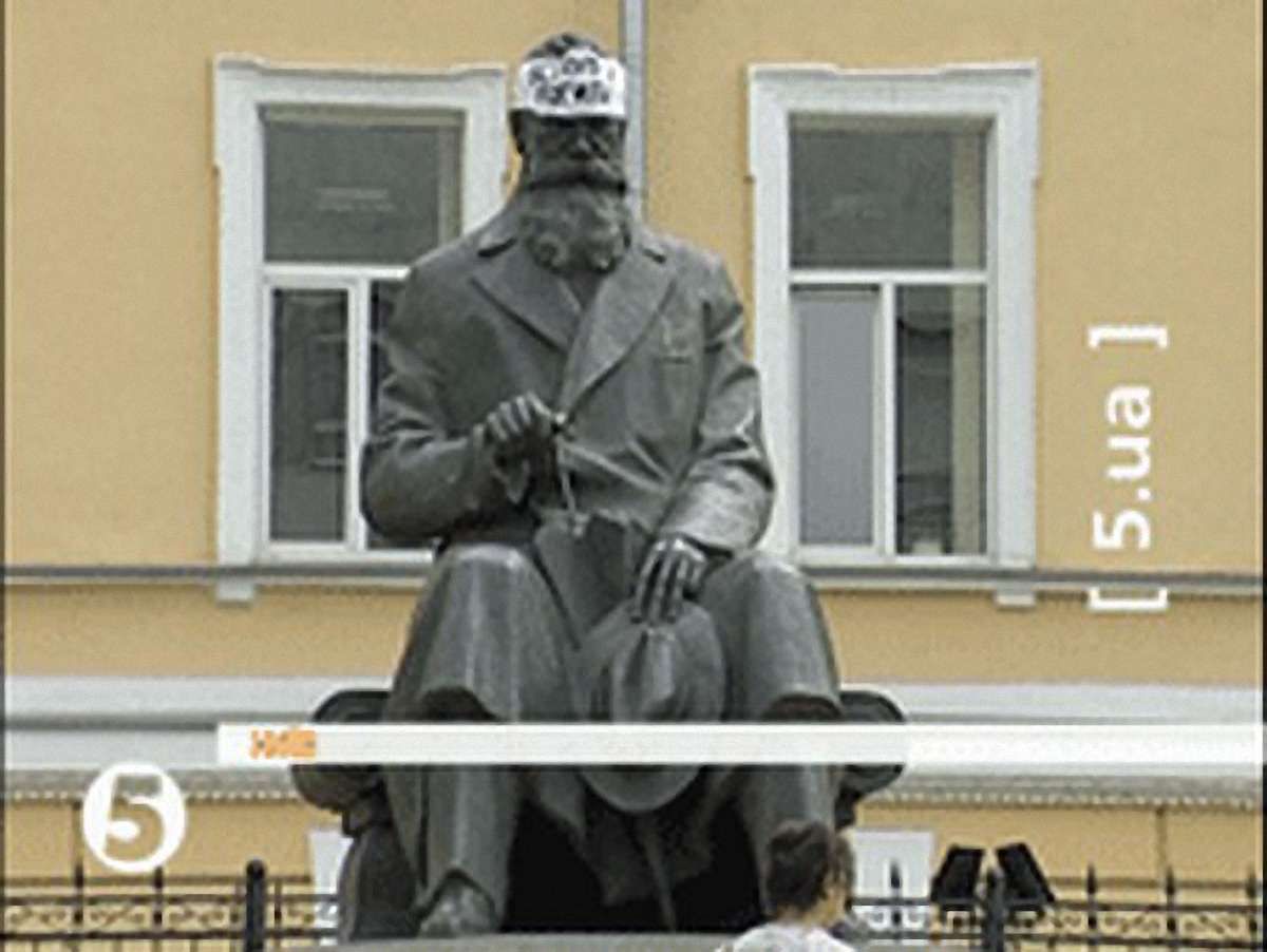 Студенти Києва пов’язали стрічками пам’ятники на підтримку мови